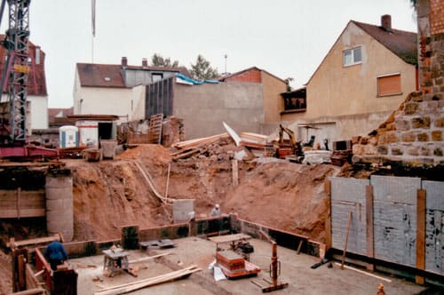 Baugrube für den neuen Gewölbekeller