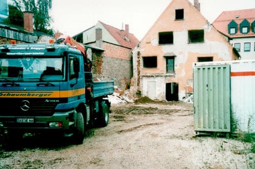 Lastwagen auf der Baustelle hinter dem Haus